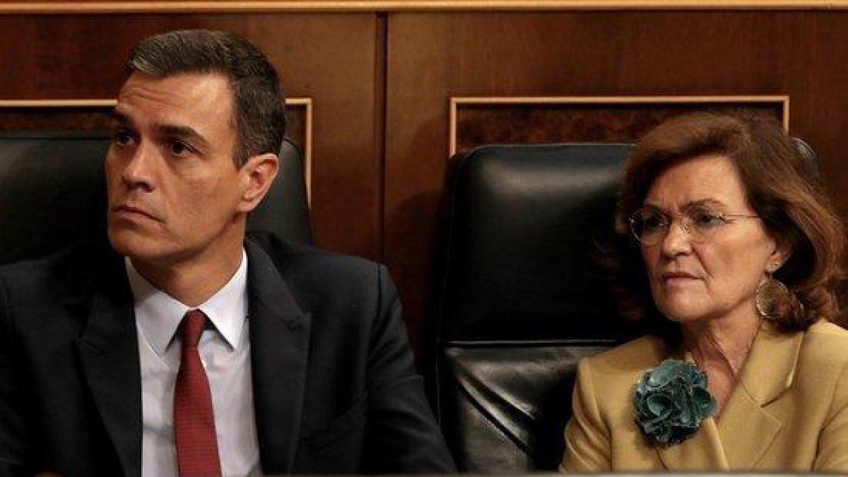 Pedro Sánchez i Carmen Calvo als seus escons del Congrés dels Diputats durant el debat d'investidura.