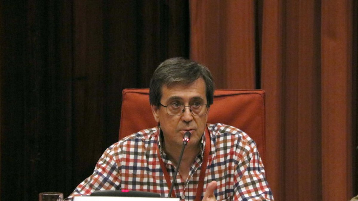 El jefe de investigación de 'Público', Carlos Enrique Bayo, durante su comparecencia a la comisión de investigación de los atentados del 17-A.