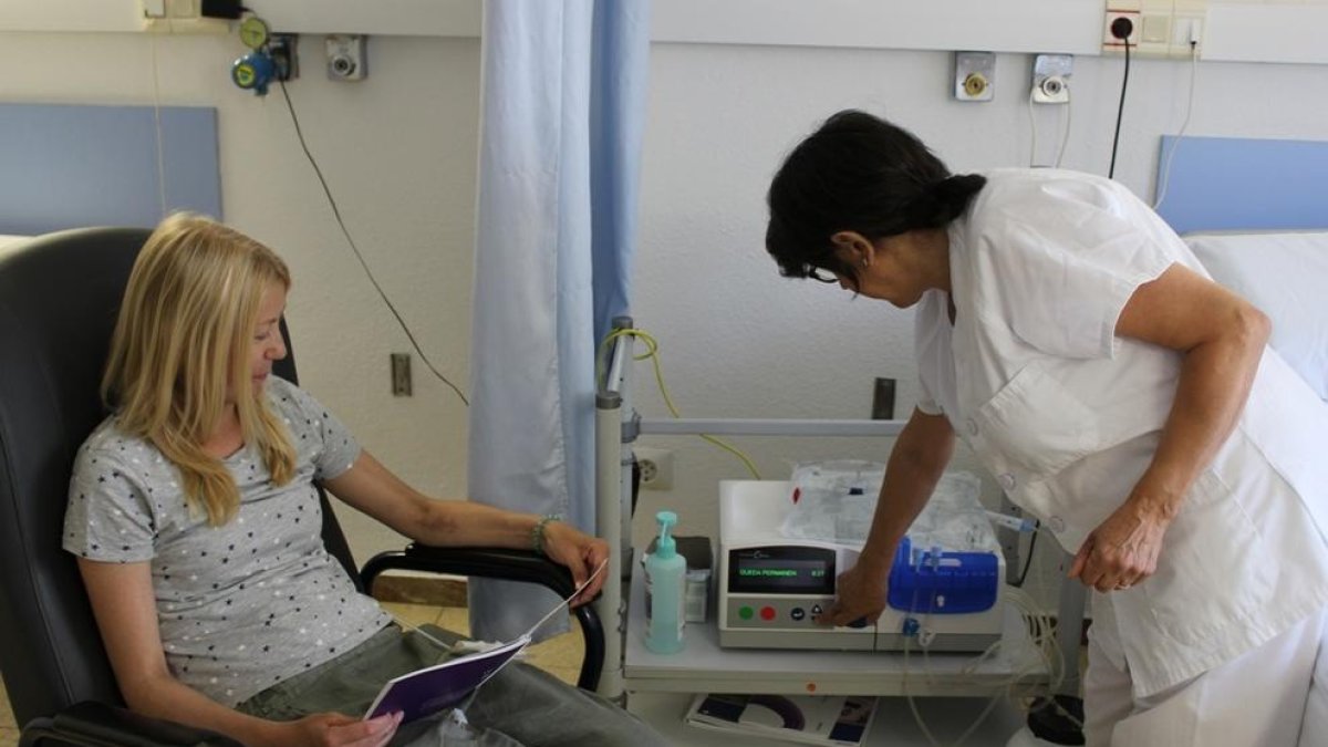 Los pacientes que lo deseen, y sus familiares, recibirán la formación de los profesionales del Servicio de Nefrología para hacer la hemodiálisis en casa.