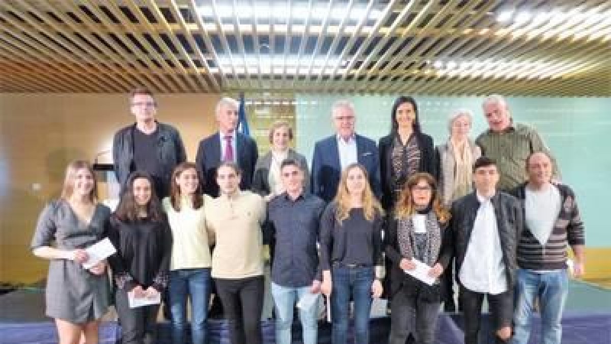 Foto de família dels estudiants premiats amb beques acadèmiques.