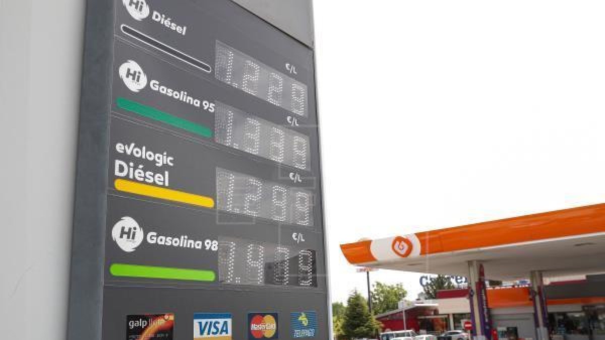 Cartell informatiu de preus dels combustibles a una gasolinera de Madrid.