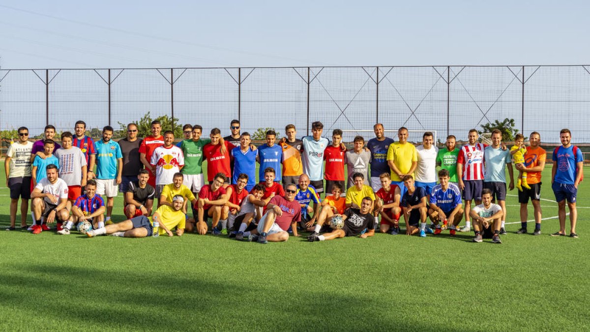 Participants als partits de futbol de la jornada dedicada a recaptar diners per la lluita contra el càncer.