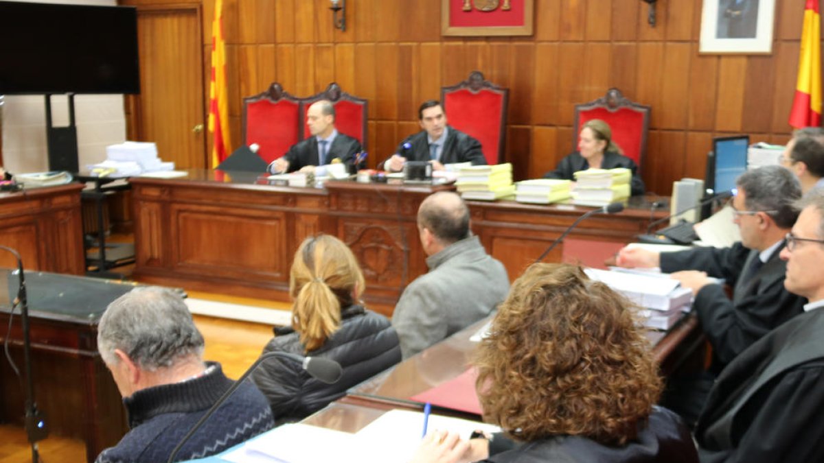 dilluns, 02 desembre 2019 14:26
Redacció
Pla obert de tres membres d'una família de Montblanc, acusats de blanquejar diners del contraban de tabac, jutjats a la secció quarta de l'Audiència de Tarragona.