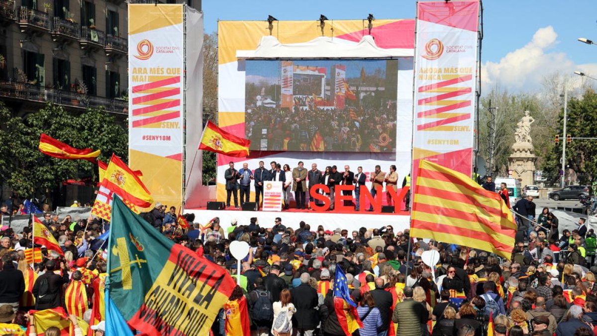 Pla obert de l'escenari de la manifestació de Societat Civil Catalana, a l'estació de França el 18 de març del 2018