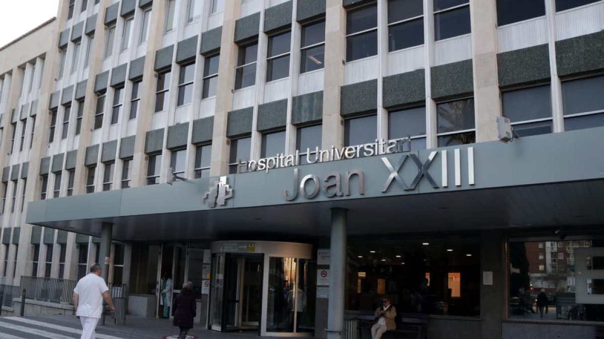 Accés principal a l'Hospital Joan XXIII de Tarragona, amb el rètol amb el nom del centre.