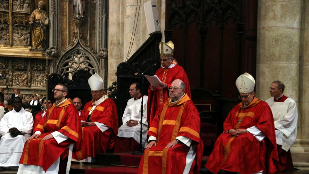 Los eclesiásticos en la beatificación del doctor Marià Mullerat i Soldevila en la Catedral de Tarragona, entre ellos el cardenal Angelo Becciu.