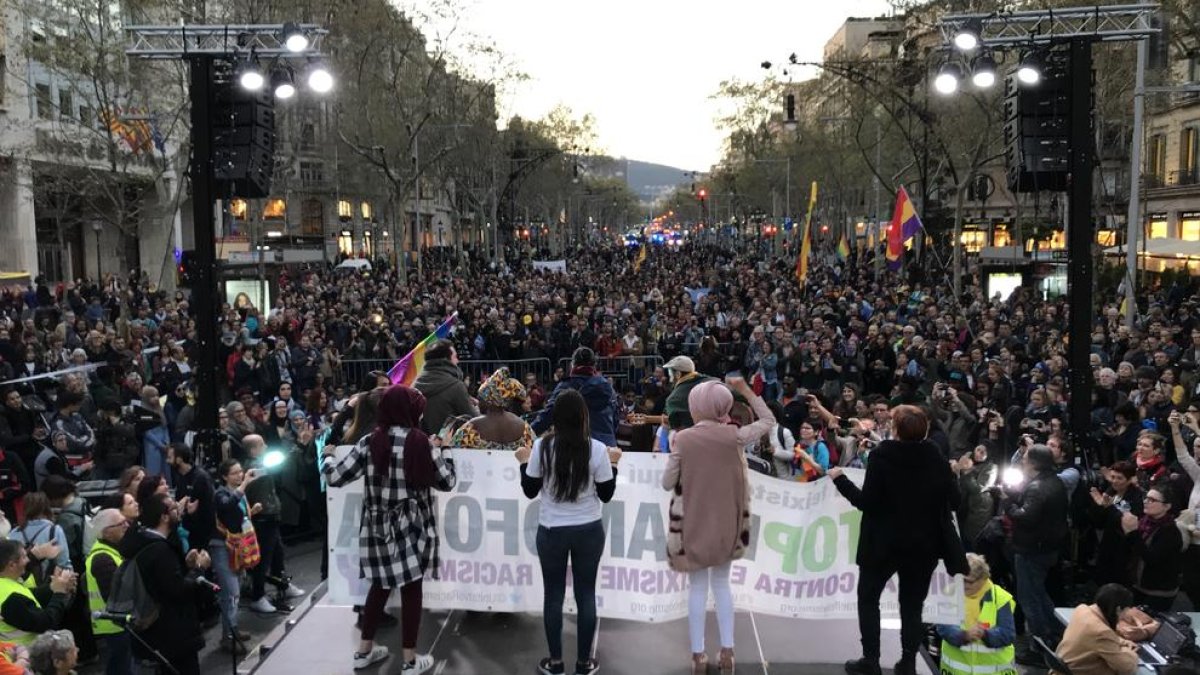 Pla general de la manifestació després que hagi arribat a la cruïlla entre Passeig de Gràcia i Gran Via de les Corts Catalanes.