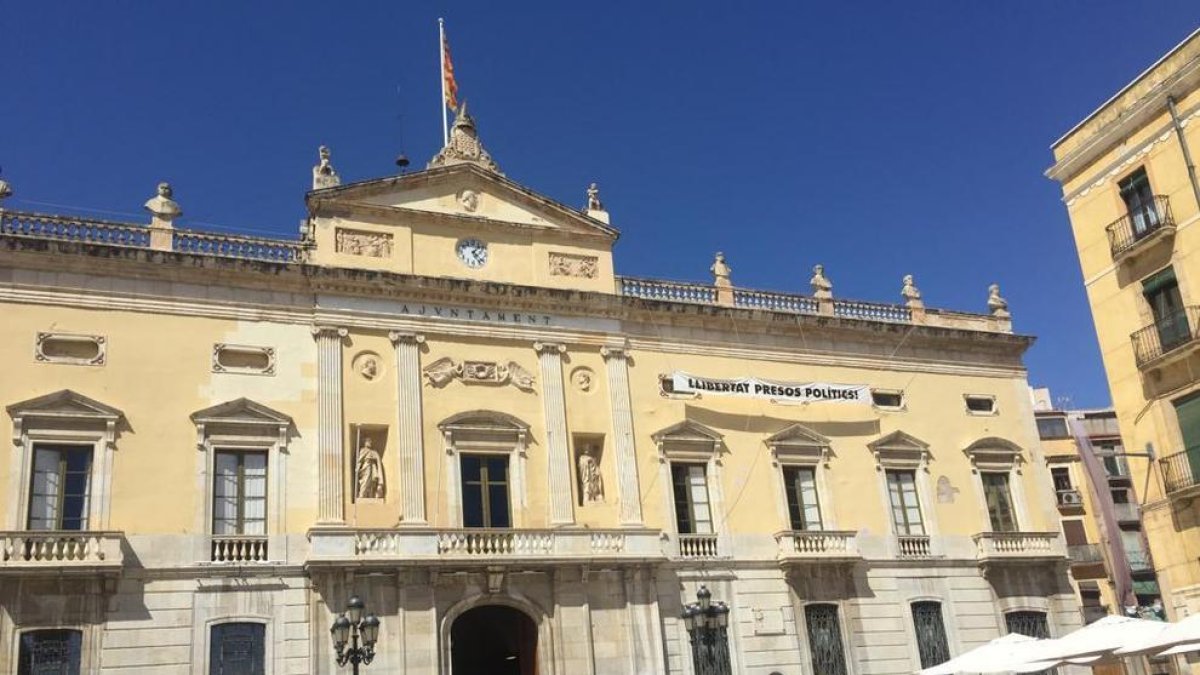 Imagen de archivo de la fachada del Ayuntamiento de Tarragona con la pancarta.