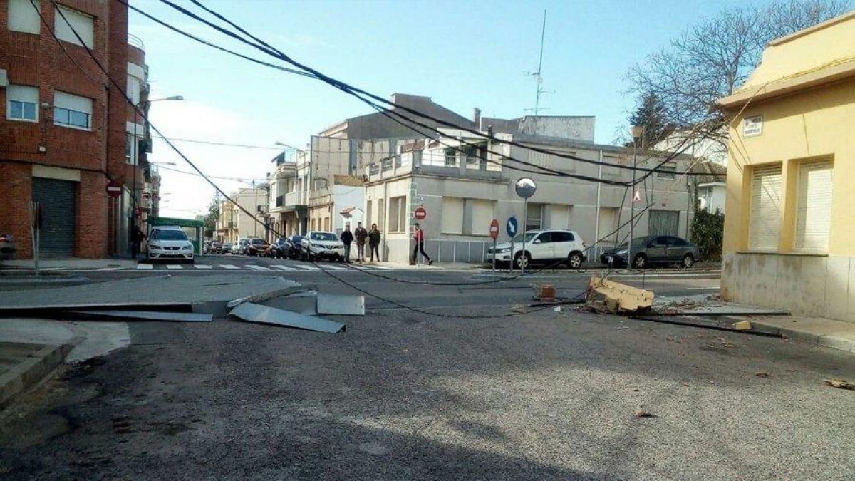 Un trozo de cornisa y planchas metálicas han caído en Ulldecona este mediodía