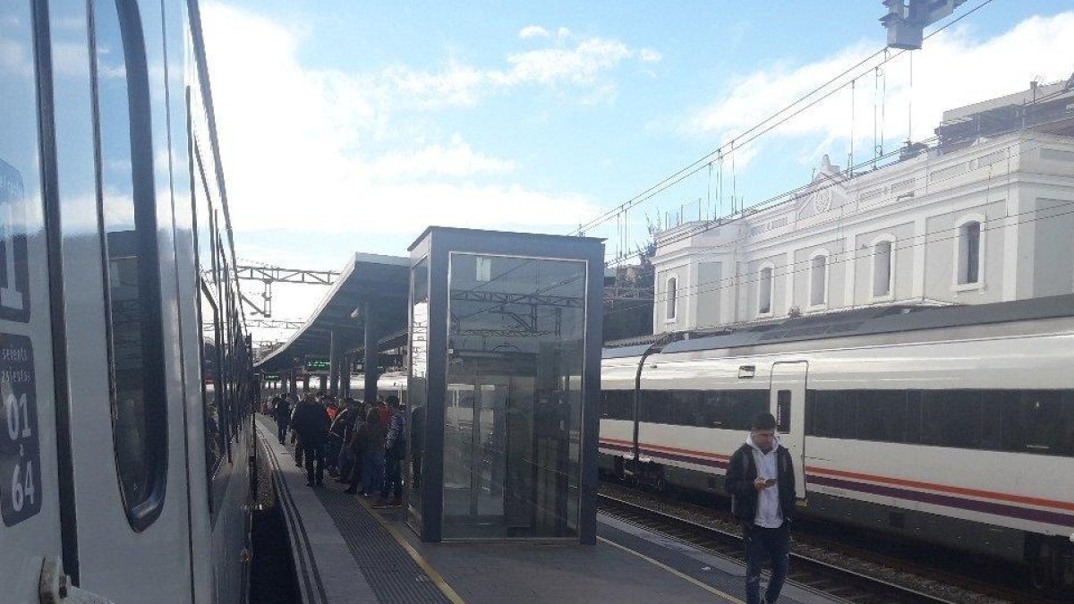 Uno de los trenes afectados estacionados en Gavà