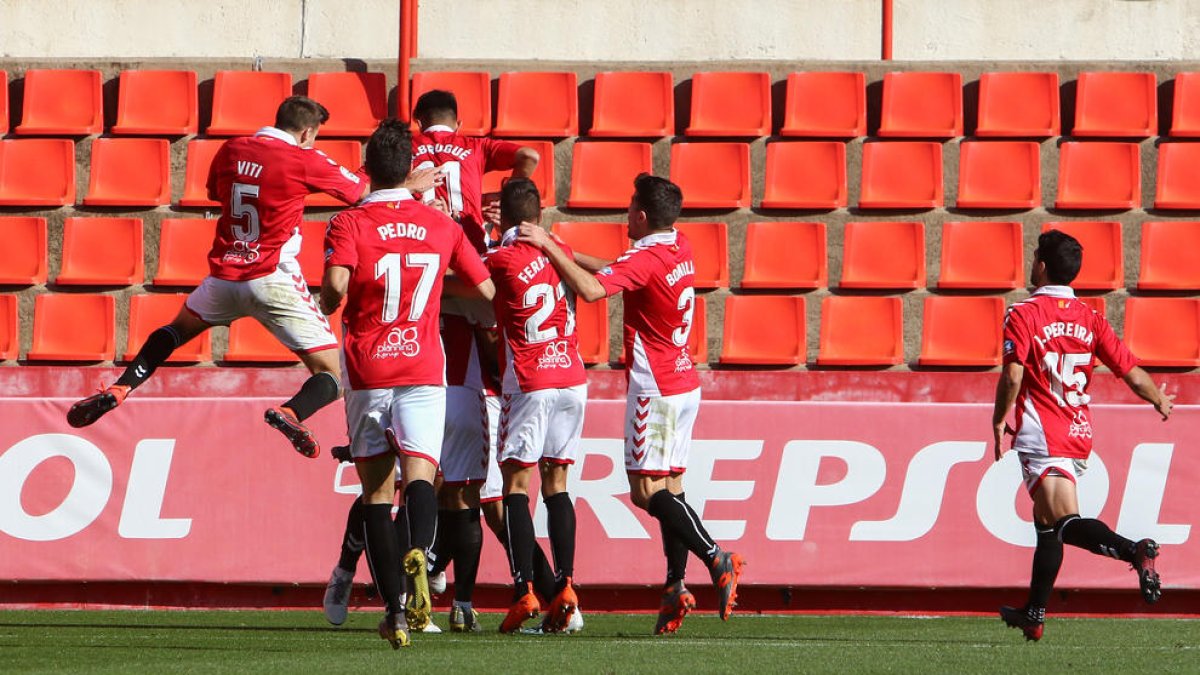 Els futbolistes tarragonins celebrant un dels gols anotats al Nou Estadi aquesta temporada.