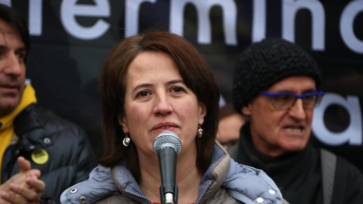 La presidenta de l'ANC, Elisenda Paluzie, delante la sede de la Comisión Europa en Barcelona.