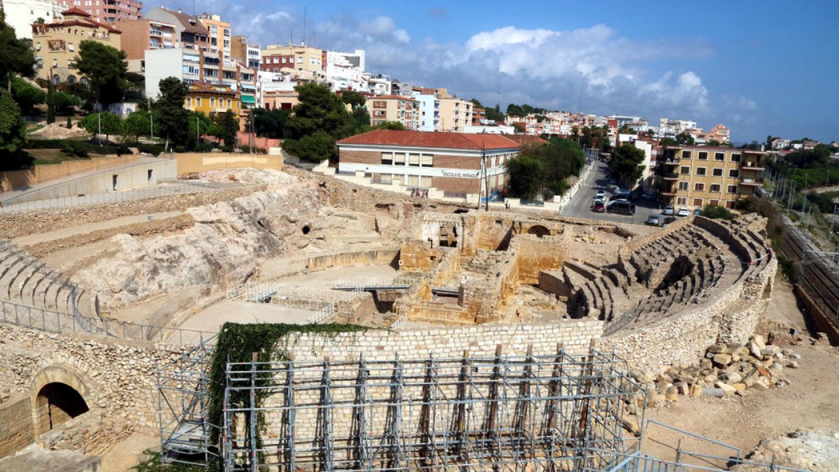 El anfiteatro romano de Tarragona, ya cerrado al público provisionalmente, con los andamios instalados hace un tiempo en la gradería remodelada, en primer término.