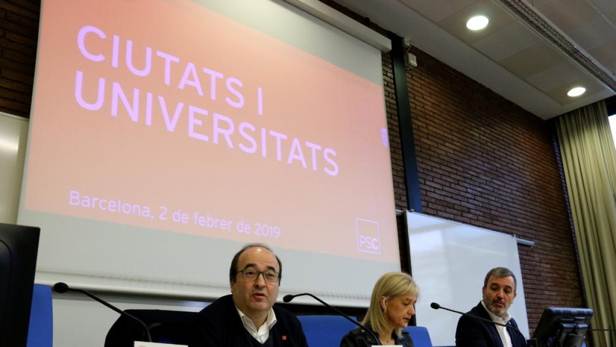 El primer secretari del PSC, Miquel Iceta, la secretària de Política Universitària del PSC, Pilar Díaz, i el candidat del PSC a l'alcaldia de Barcelona, Jaume Collboni, durant la jornada 'Ciutat i universitats'.