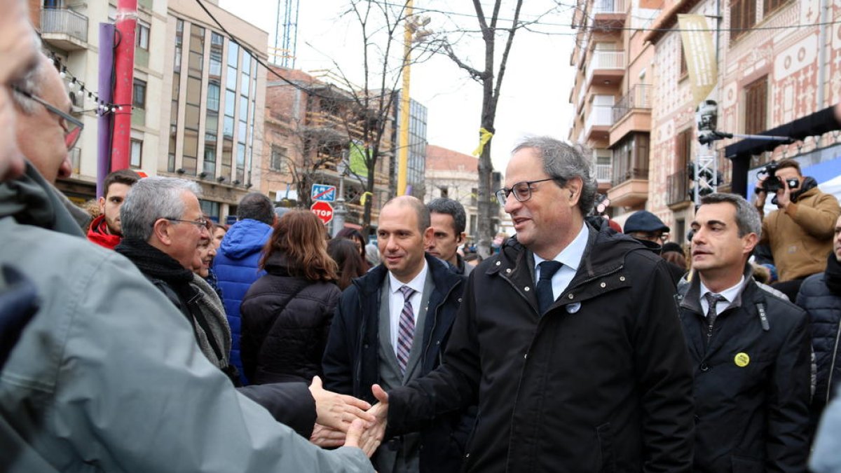 Torra saludando a la gente en la Feria de la Candelera de Molins de Rei.