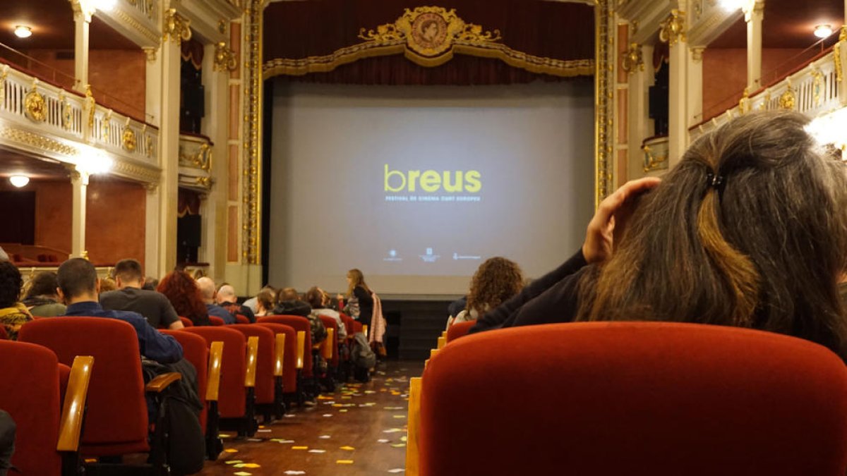 Plano general de los asistentes a la clausura de la primera edición del festival 'Breus' de Reus.