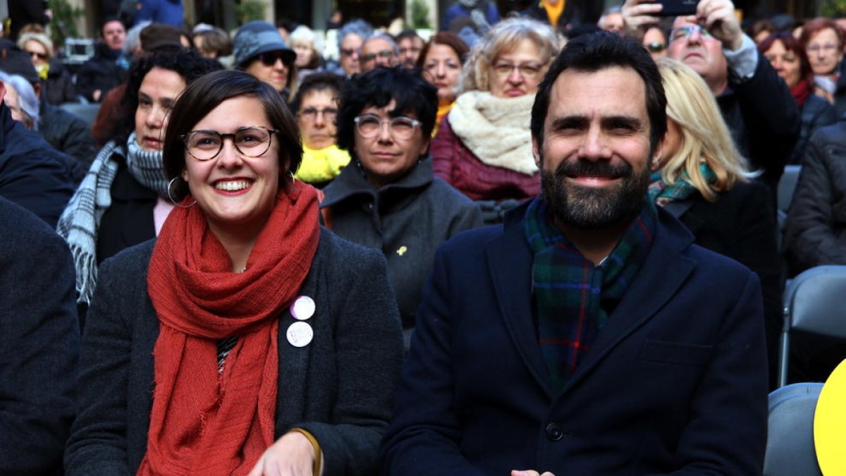 El presidente del Parlament, Roger Torrent; y la diputada en el Parlament, Jenn Díaz, en el acto de campaña de ERC 'Ciudades republicanas, ciudades de progreso' celebrado en Cambrils.