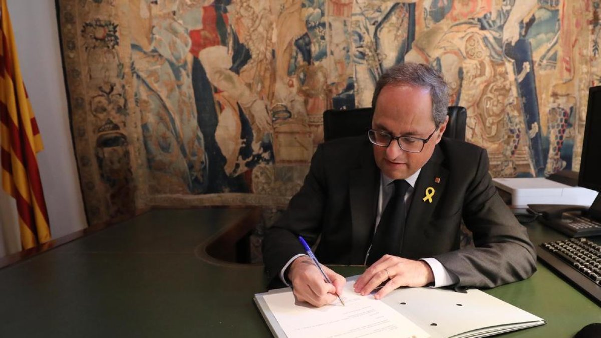 El presidente de la Generalitat, Quim Torra, firma el decreto de nombramiento de Budó y Vilallonga.