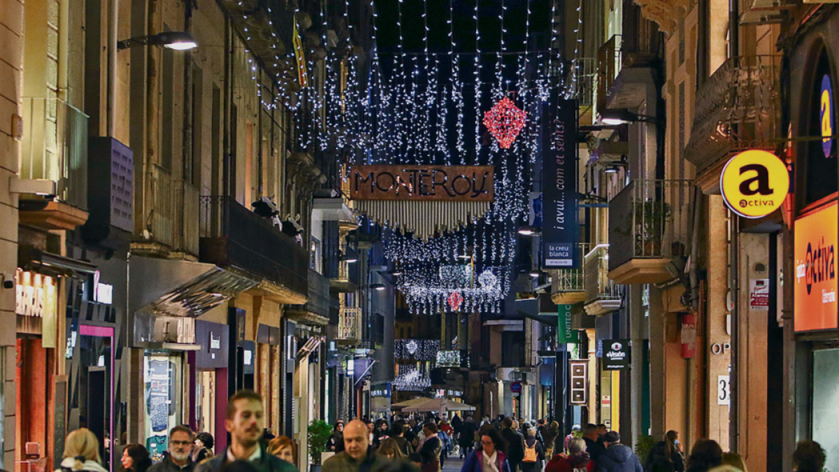 Luces de Navidad que adornan la Calle Monterols
