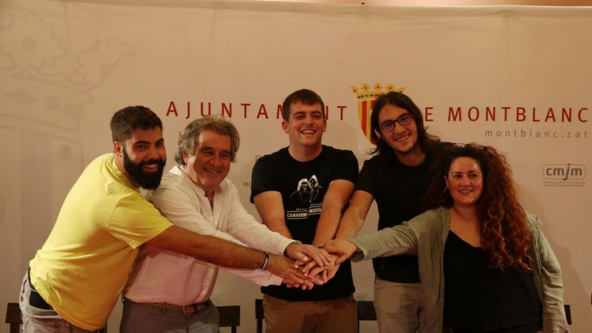 Els regidors i l'alcalde de Montblanc amb el director i altres responsables de l'Acampada Jove en la signatura del conveni.