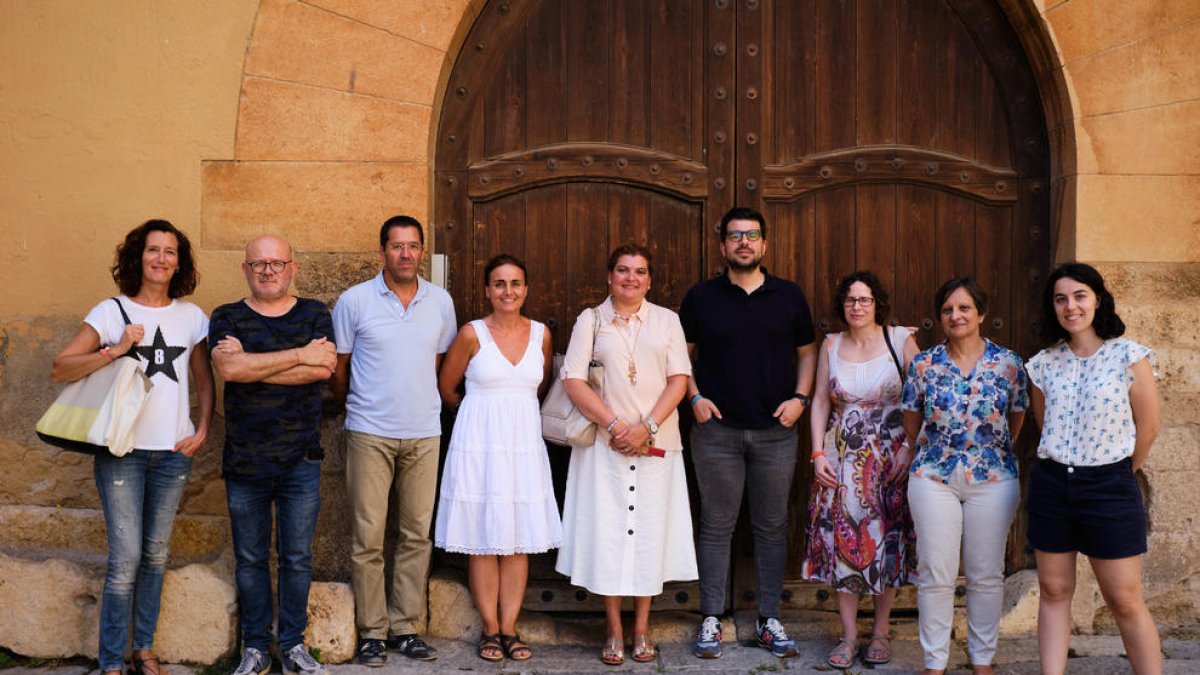 Los participantes al encuentro con el autor.