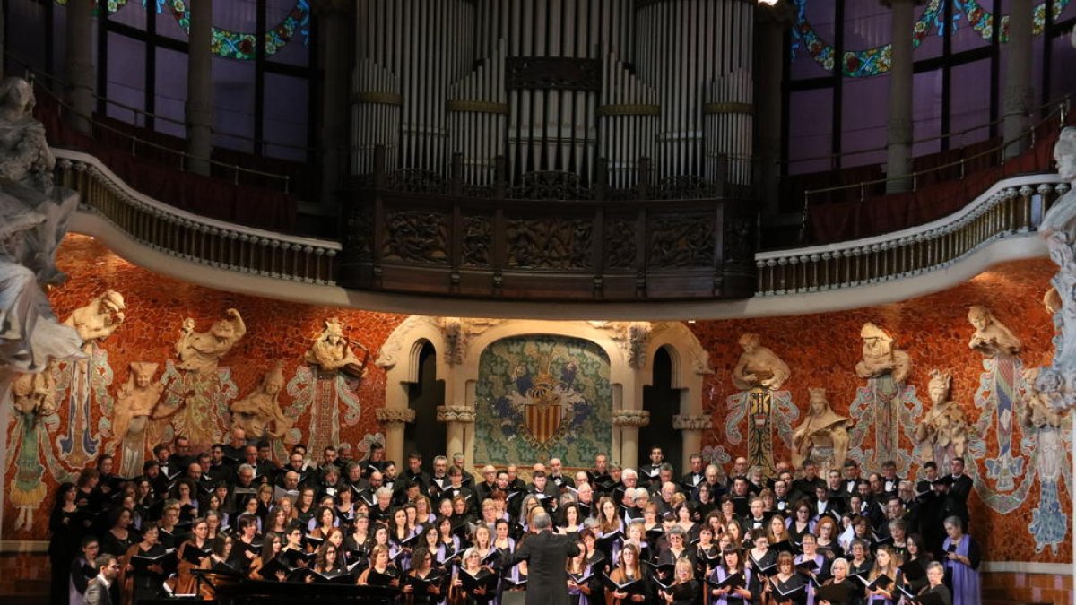 L'Orfeó Català, l'Orfeó Reusenc i la Coral Regina de Manlleu actuant conjuntament al Palau de la Música en el marc del projecte Xarxa Coral.