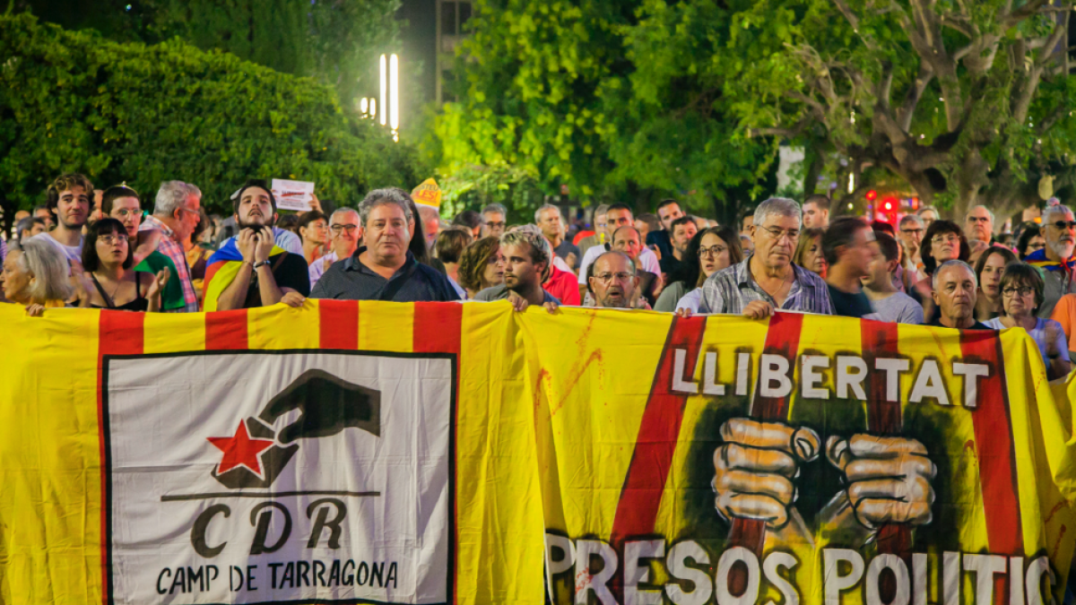 Imatge de la manifestació davant de la Subdelegació de Govern a Tarragona.