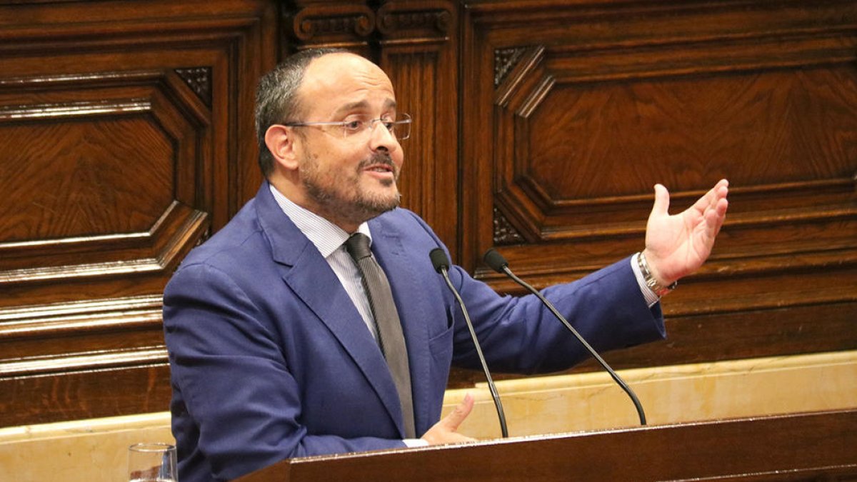 Alejandro Fernández durante su intervención 'cantada' al Parlamento.