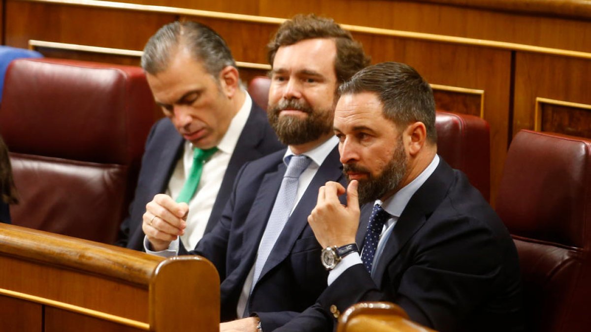 Els diputats de Vox Santiago Abascal i Ortega Smith asseguts als seus escons del Congrés en la constitució de la cambra.