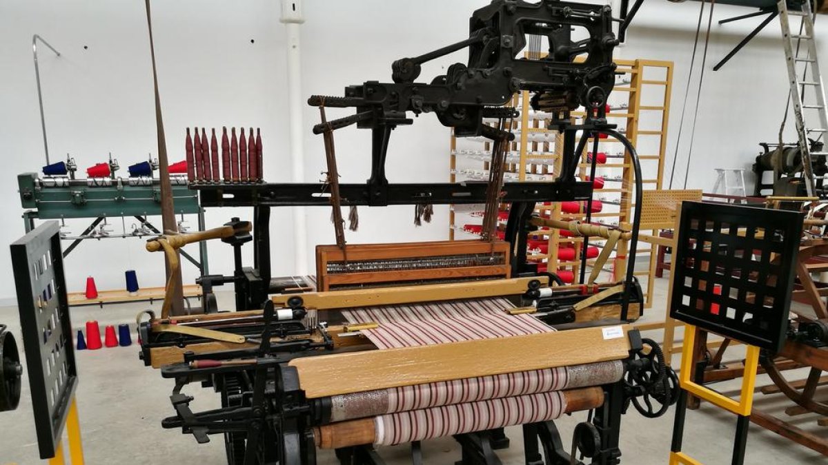 Uno de los telares centenarios que se exponen a la antigua fábrica textil del Pla de Santa Maria.