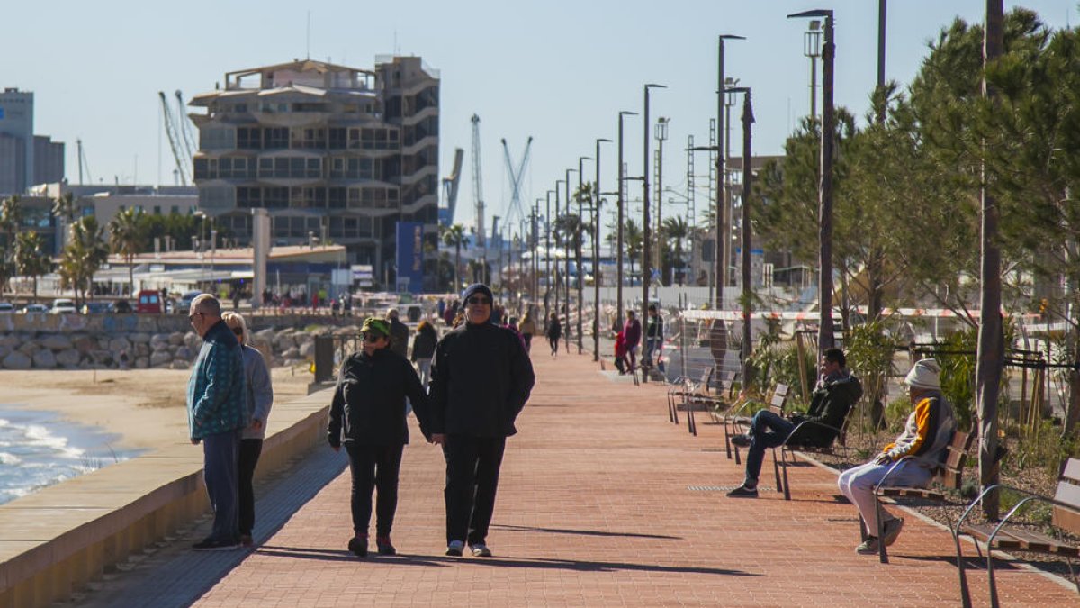 El nuevo paseo acogió uno elevando número de peatones durante la jornada de ayer, el domingo.