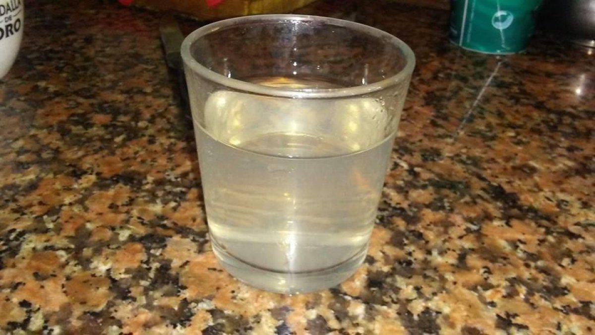 Un vaso con agua del grifo de una vivienda del municipio.