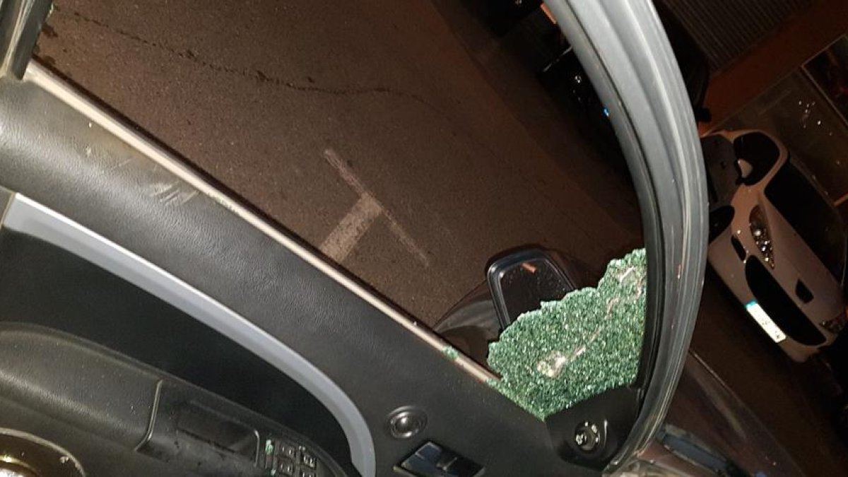 Aspecto del coche de Eva Cazorla, después de que alguien rompiera el cristal y arrancara la radio y los reposacabezas del vehículo.