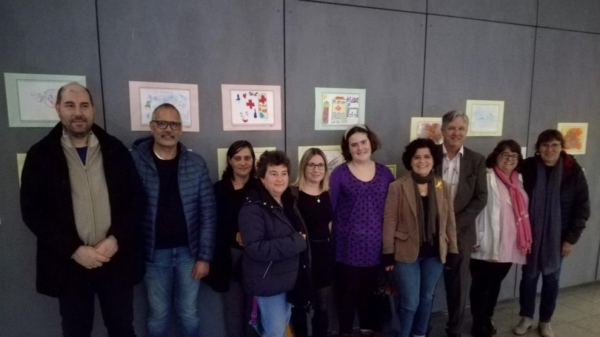 La regidora Montserrat Vilella ha visitat l'exposició acompanyada per un grup de pares, alumnes i professors de l'escola Alba.