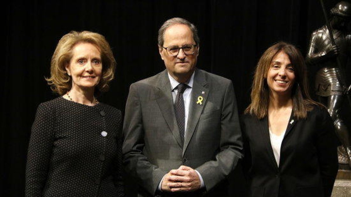 El presidente de la Generalitat, Quim Torra, acompañado por la consellera de la Presidencia, Meritxell Budó, y la de Cultura, Mariàngels Vilallonga, después de la toma de posesión.