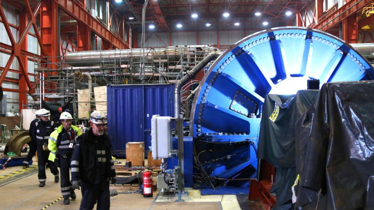 Imatge d'uns operaris a l'interior de l'edifici de turbines de la central nuclear Vandellòs II