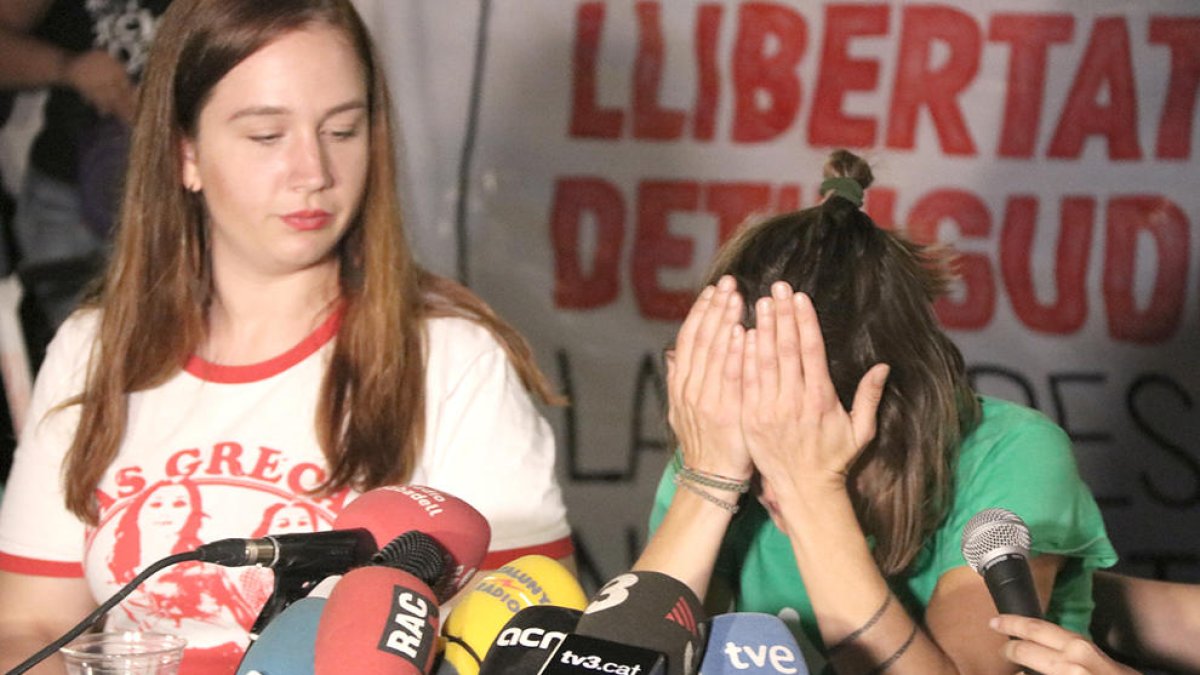 Los familiares de los detenidos durante la rueda de prensa a la concentración de apoyo en Sabadell.