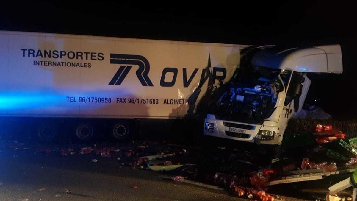 Imagen del accidente entre dos camiones en la AP-7 en Reus.