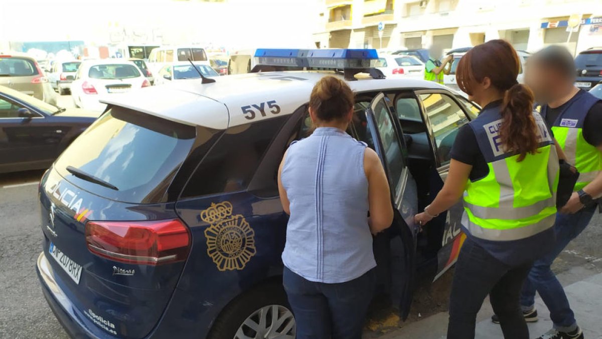 Plano detalle de una detención en el marco de una operación de la policía española en la zona de Tarragona.