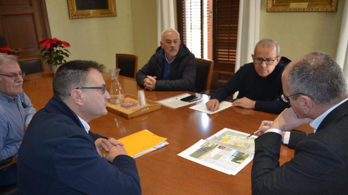 Els participants de la reunió ahir a l'Ajuntament de Reus.