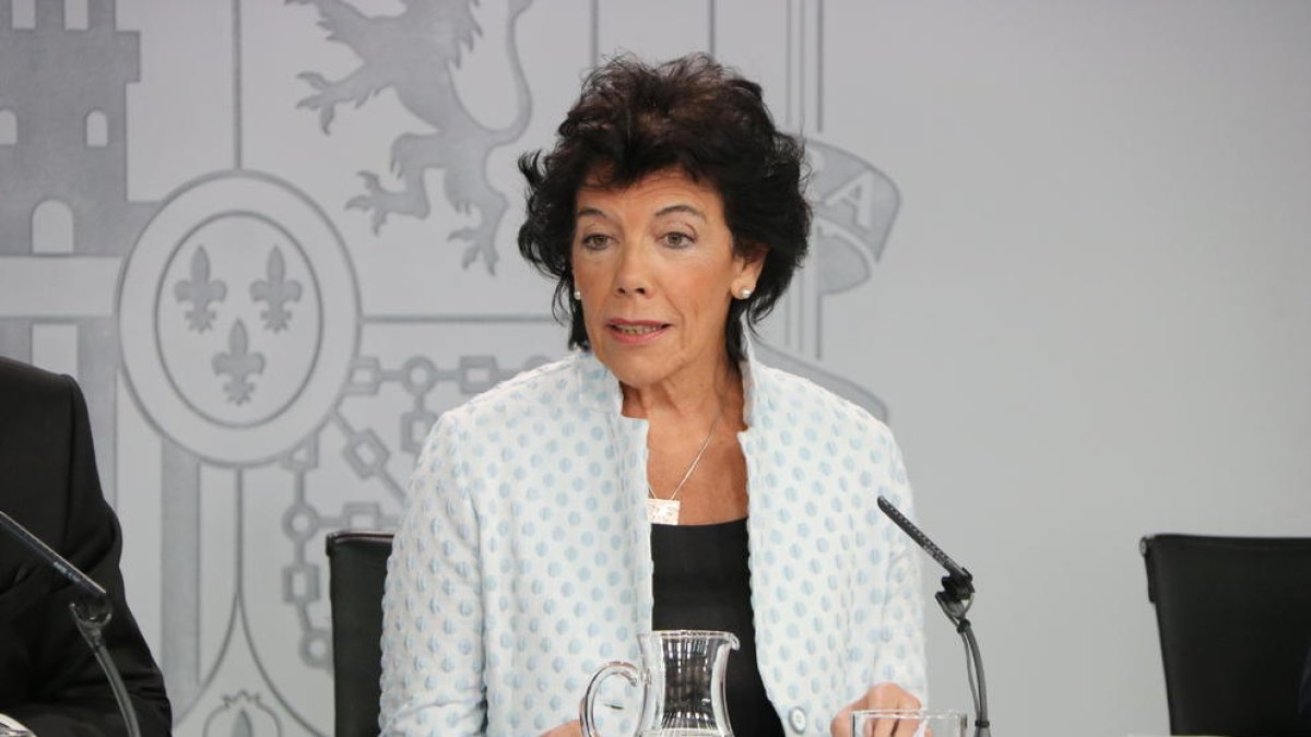 Pla mitjà de la portaveu del govern espanyol en funcions, Isabel Celaá, a la roda de premsa posterior al Consell de Ministres.