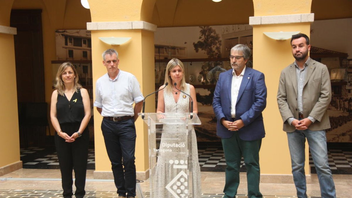La presidenta de la Diputació de Tarragona, Noemí Llauradó, acompanyada dels quatre vicepresidents, durant la presentació del cartipàs de l'ens supramunicipal.
