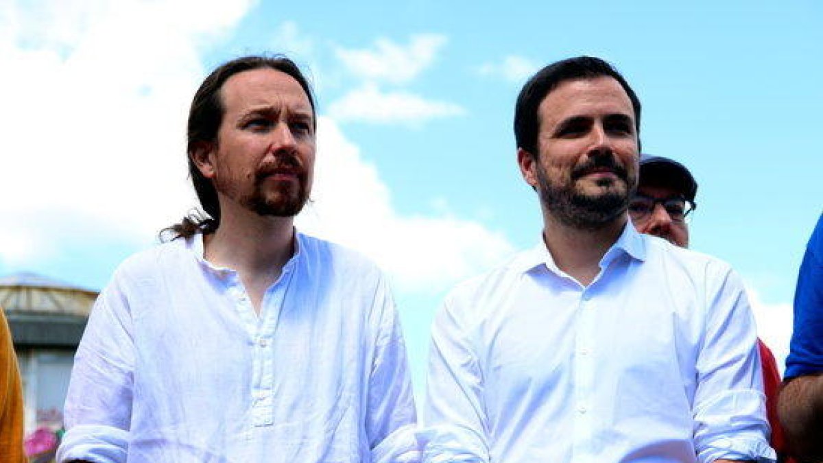 El líder de Podemos, Pablo Iglesias, y del líder de Izquierda Unida, Alberto Garzón, en una imagen de archivo.