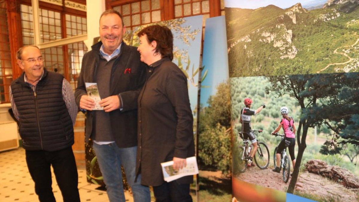 El president de la cooperativa de Riudoms, Salvador Gras; el president del Consell Comarcal del Baix Camp, Joaquim Calatayud; i la presidenta de Bicicamp, Ester Àvila