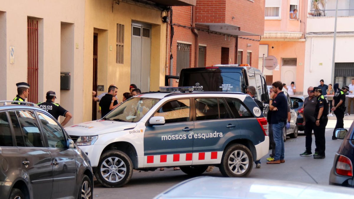 Pla general d'agents policials davant la façana de la casa del barri tortosí de Ferreries on s'ha produït el matricidi.