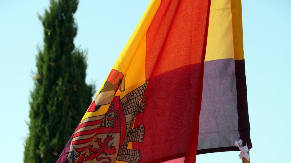 La bandera republicana espanyola onejant a la cota 705 de la serra de Pàndols. Imatge del 25 de juliol de 2019