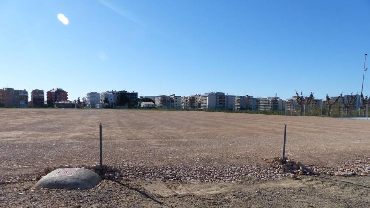 El nuevo campo de fútbol 7 ya está nivelado y preparado para los sistemas de drenaje.