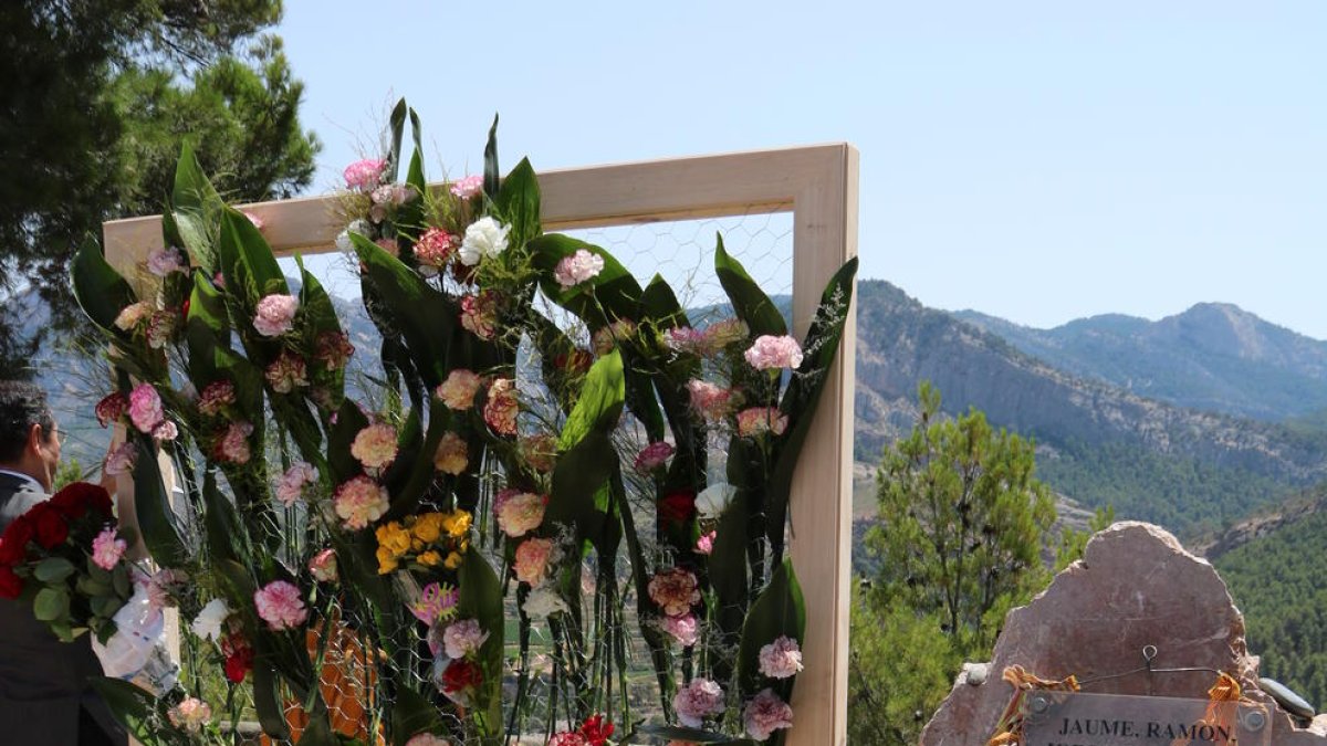 Pla general del monòlit en record als cinc bombers morts a Horta el 2009 amb el panell amb clavells que s'han dipositat aquest diumenge per tancar l'acte d'homenatge, deu anys després de la seva mort. Imatge del 21 de juliol del 2019 (vertical)