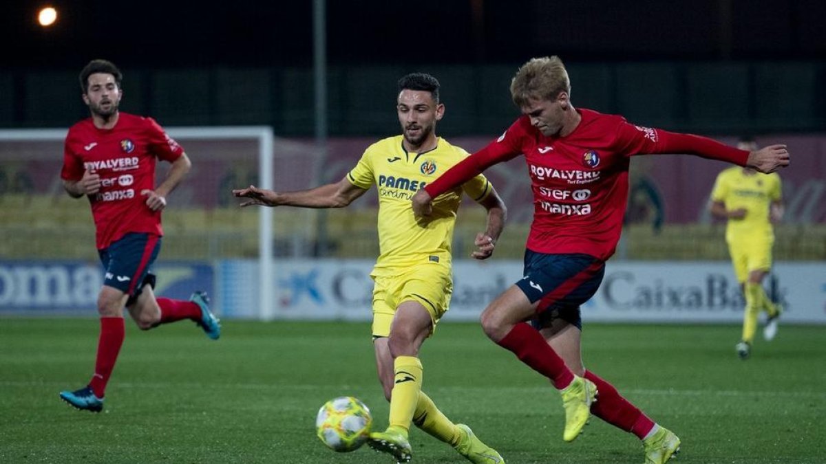 Un instant del partit que va disputar el Villarreal B contra l'Olot a la Garrotxa.