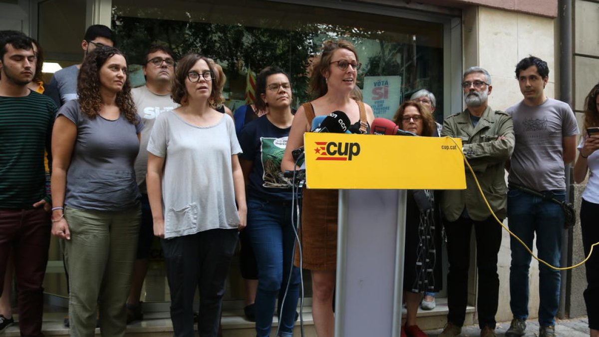 Pla obert de la roda de premsa de Mireia Vehí, del secretariat nacional de la CUP.